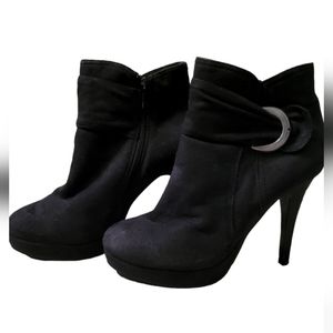 Ladies Del Garda by MNK black suede zipper booties - size 40